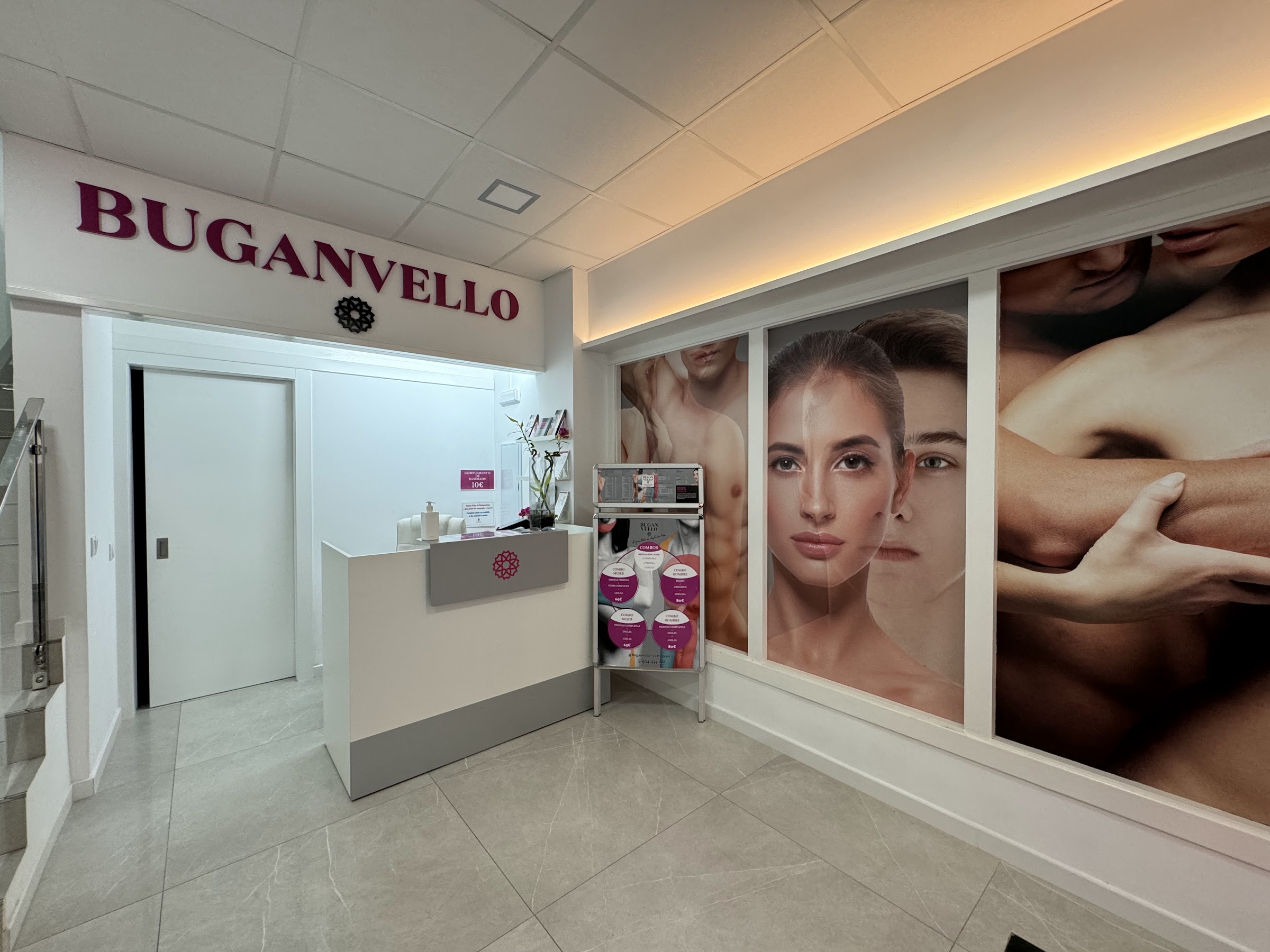 Recepción de Buganvello Cartagena con el rótulo del centro